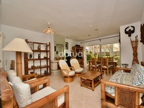 TV - Ground Floor Apartment S'Agaró with Terrace and Pool (S'Agaró)