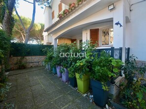 Property grounds - 2-bed apt with garden, pool, parking, AC 50m from beach in Platja d'Aro (Platja d'Aro)