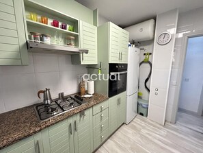 Réfrigérateur, micro-ondes, four, lave-vaisselle