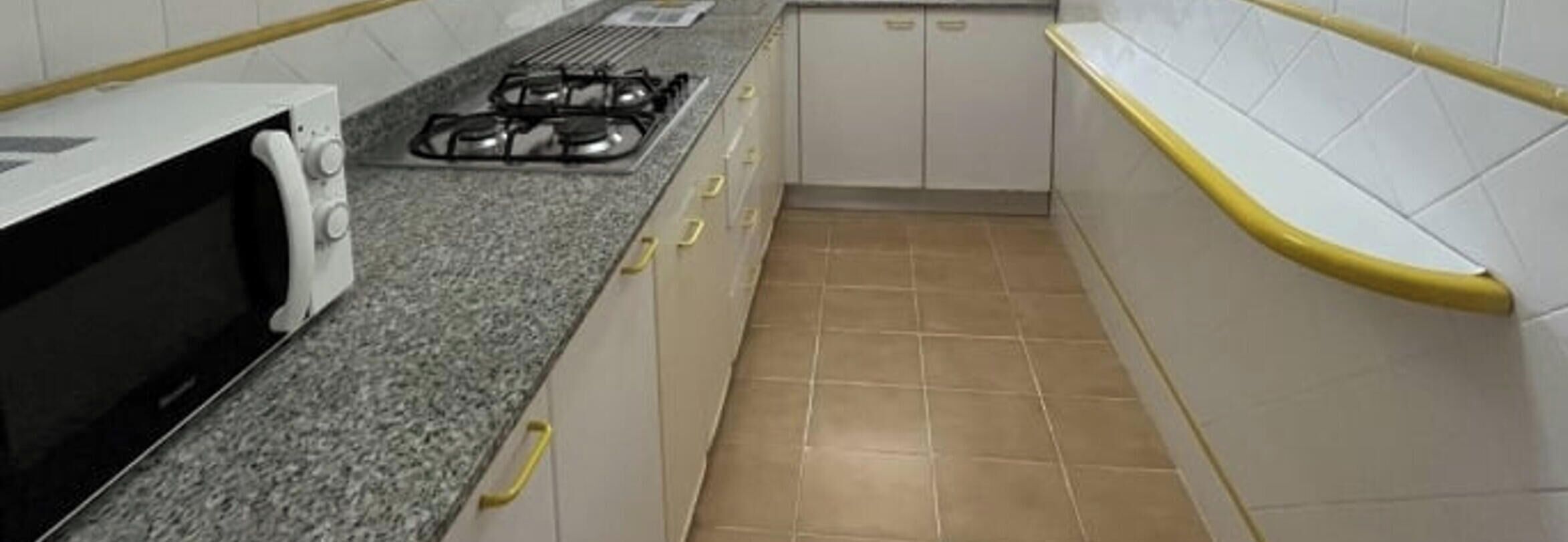 Frigorífico, microondas y cafetera o tetera