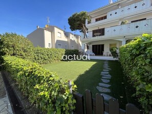 Property grounds - Ground floor apartment in S'Agaró with garden, pool, WiFi, parking, and air conditioning (S'Agaró)