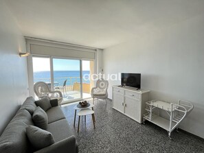 TV - 2-bedroom beachfront apartment with elevator (Platja d'Aro)