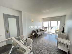 TV - 2-bedroom beachfront apartment with elevator (Platja d'Aro)