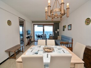 Dining - Sea view apartment, 2 bedrooms, WiFi, parking (Platja d'Aro)