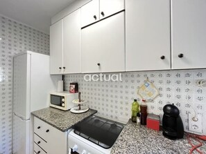 Fridge, microwave, oven, coffee/tea maker