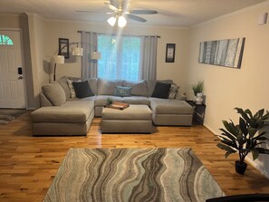 Smart TV, chimenea, futbolito y tenis de mesa 