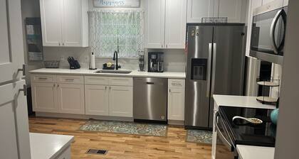 Beautiful 2bd, 2 ba Oasis -WiFi, AC, lake access with private boat slip & launch
