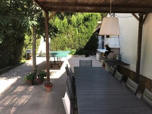 Outdoor dining - 4-bedroom house with private pool and parking in Platja d'Aro (Platja d'Aro)