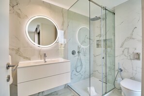 Een haardroger, handdoeken, zeep, toiletpapier