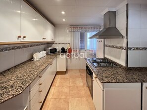 Fridge, oven, dishwasher, coffee/tea maker
