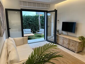 TV - New apartment, central Platja d'Aro, 2 bedrms, garden, parking, WIFI, AC (Platja d'Aro)