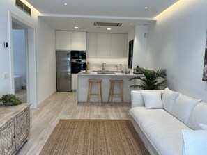 TV - New apartment, central Platja d'Aro, 2 bedrms, garden, parking, WIFI, AC (Platja d'Aro)