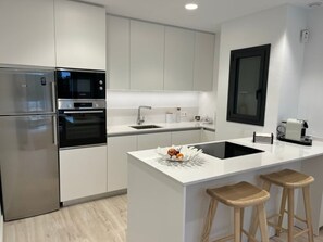 Fridge, microwave, dishwasher, coffee/tea maker - New apartment, central Platja d'Aro, 2 bedrms, garden, parking, WIFI, AC (Platja d'Aro)