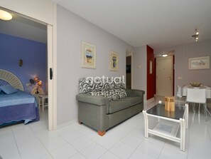 TV - Cozy apartment with private garden, pool access (Platja d'Aro)