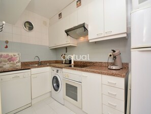 Fridge, microwave, oven, dishwasher - Cozy apartment with private garden, pool access (Platja d'Aro)