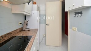 Kahvin-/teenkeitin, jääkaappi, mikroaaltouuni, uuni