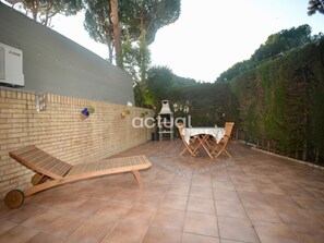 Outdoor dining - Cozy apartment with private garden, pool access (Platja d'Aro)