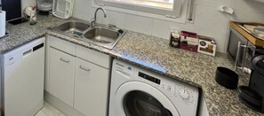Cafetera y tetera, refrigerador, microondas y horno