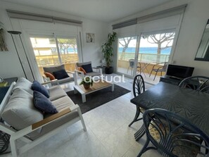 TV - Renovated seafront apartment, 2 bedrooms, air conditioning, parking (Platja d'Aro)