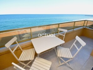 Outdoor dining - Renovated beachfront apartment with WiFi and parking in Platja d'Aro (Platja d'Aro)