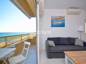 TV - Renovated beachfront apartment with WiFi and parking in Platja d'Aro (Platja d'Aro)