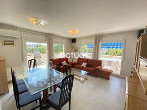 TV - Apartment 200m from beach with terrace, optional air conditioning and WiFi (Platja d'Aro)