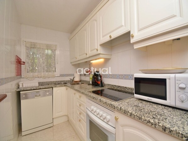 Kühlschrank, Mikrowelle, Ofen, Geschirrspüler