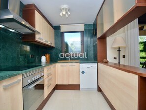 Fridge, microwave, dishwasher, coffee/tea maker - Apartment with garden, pool and parking in Platja d'Aro (Platja d'Aro)