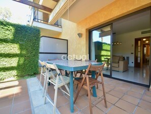 Outdoor dining - Apartment with garden, pool and parking in Platja d'Aro (Platja d'Aro)