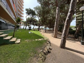 Property grounds - Apartment with terrace, beach access, parking, children's play area (Platja d'Aro)