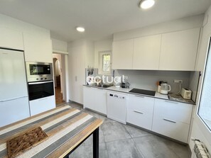 Réfrigérateur, micro-ondes, four, lave-vaisselle