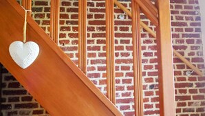 Una escalera de madera con un adorno con forma de corazón colgando del barandal.