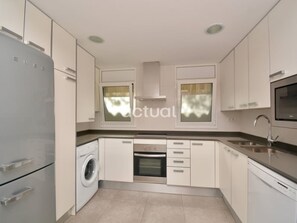 Fridge, microwave, oven, dishwasher - 2-bedroom apartment with air conditioning in Platja d'Aro, Costa Brava (Platja d'Aro)