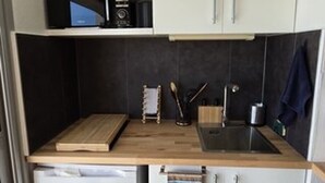 Cafetera i tetera, frigorífic, placa de cuina i rentaplats 