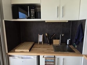 Kahvin-/teenkeitin, jääkaappi, liesi, astianpesukone
