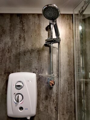 Chalet | Bathroom | Shower, hair dryer, towels