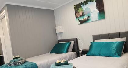 2-bedroom Guesthouse in Derby City, Parking, Wi-fi