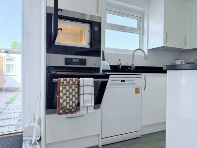 Fountain House-sleeps 5-central Dagenham-parking