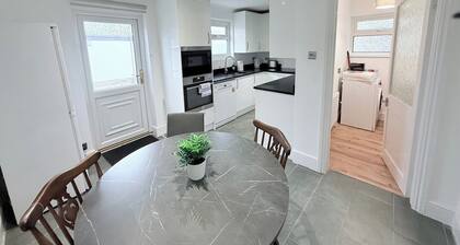 Fountain House-sleeps 5-central Dagenham-parking