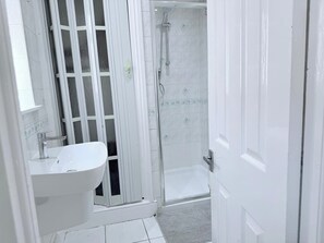 House | Bathroom | Combined shower/tub, deep soaking tub, hair dryer, towels - Fountain House-sleeps 5-central Dagenham-parking (Dagenham)