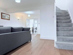 House | Living area - Fountain House-sleeps 5-central Dagenham-parking (Dagenham)