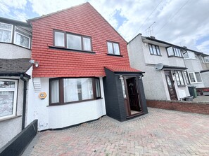 Exterior - Fountain House-sleeps 5-central Dagenham-parking (Dagenham)