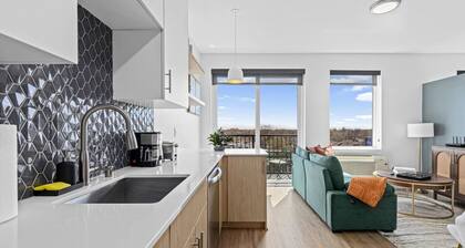 Cozy 1BR Lyn-Lake | Modern Amenities & Walkable