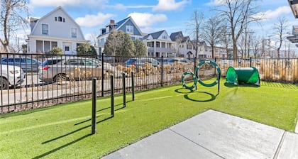 Cozy 1BR Uptown | Fitness Center, Rooftop Lounge