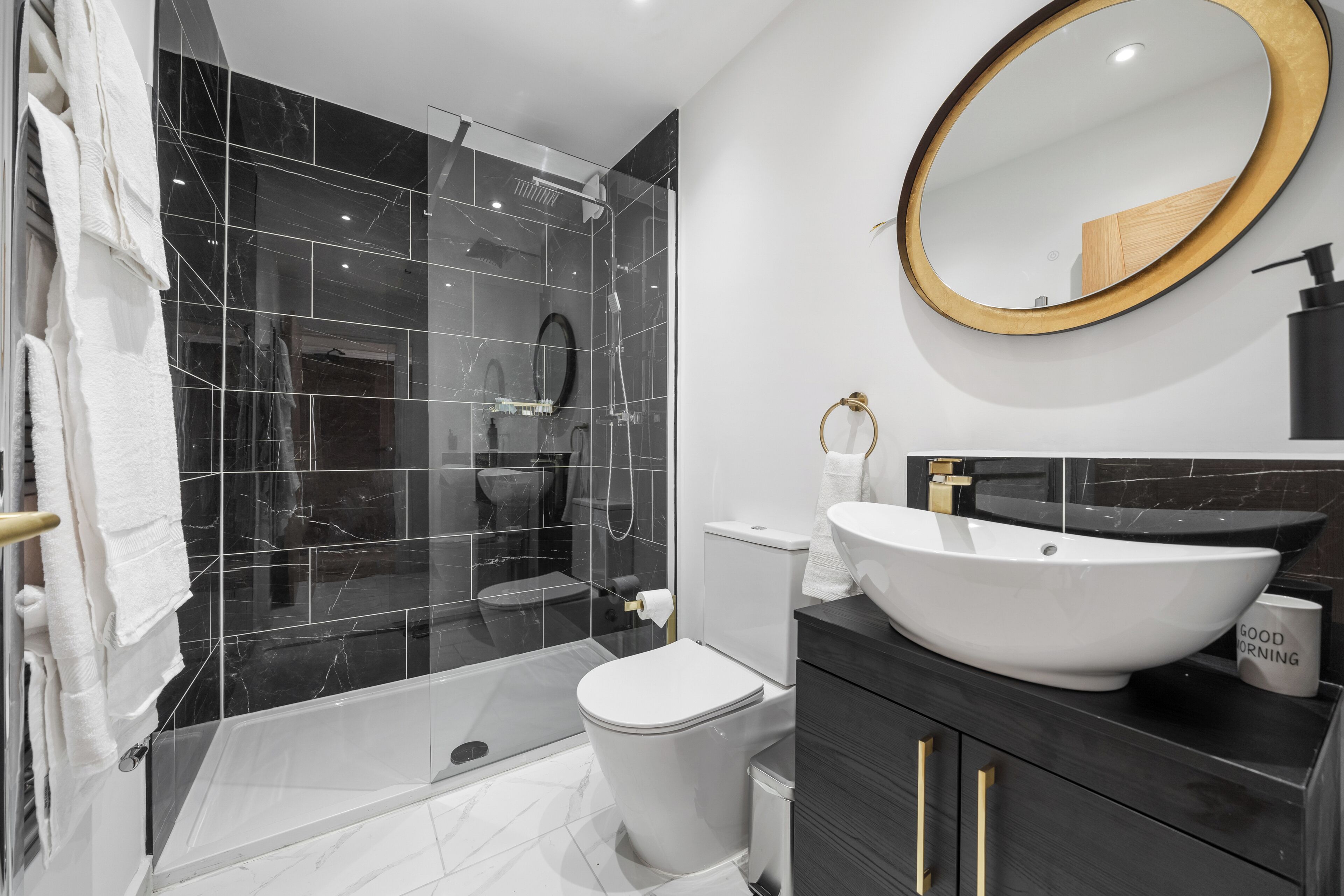 Executive Apartment | Bathroom | Shower, hair dryer, towels, shampoo