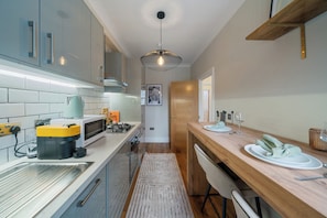 Appartement Exécutif | Cuisine privée | Grand réfrigérateur, micro-ondes, four, plaque de cuisson