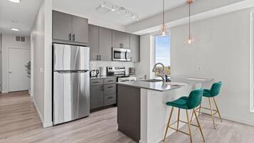 Kühlschrank, Mikrowelle, Ofen, Herdplatte