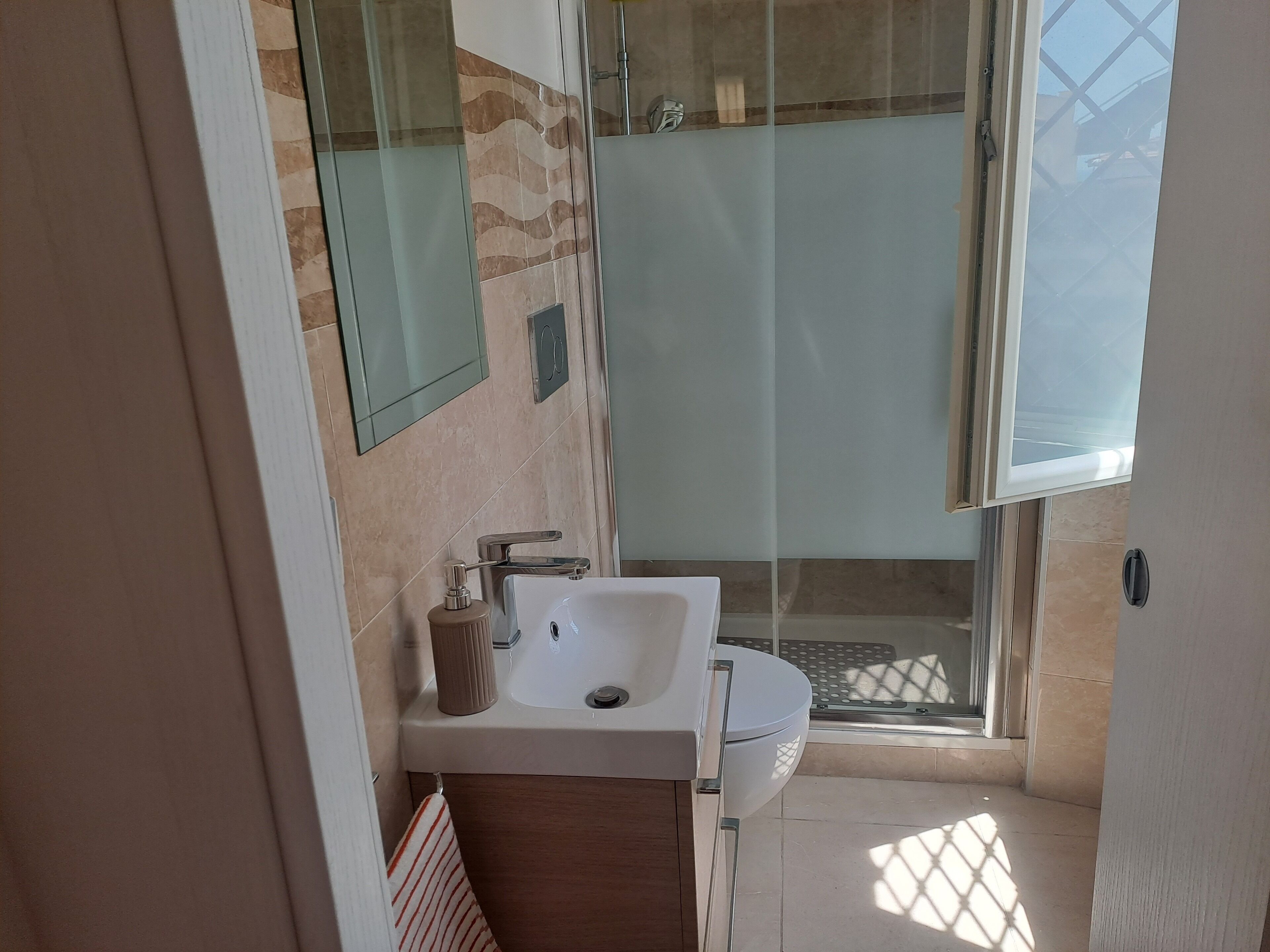 Doccia, asciugacapelli, bidet, asciugamani