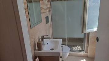 Doccia, asciugacapelli, bidet, asciugamani