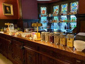 Daily full breakfast for a fee - Lewtrenchard Manor (Okehampton)